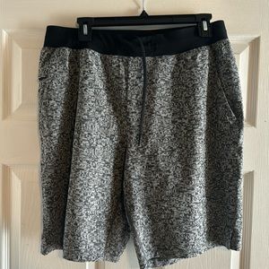 Men’s Lululemon T.H.E. Short dark/light gray size L